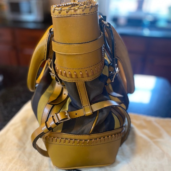 Burberry House Check Belted Tote - Picture 2 of 4